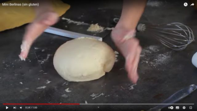 Preparación / Pasos Mini Berlinas Sin Gluten - Paso 5) Formar una bola y dividir en porciones de 40-50 gramos.