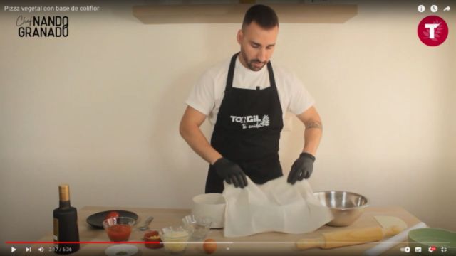 Preparación / Pasos Pizza vegetal con base de coliflor Sin Gluten - Paso 5) Colocar un paño fino en un vol, donde volcaremos la coliflor cocinada