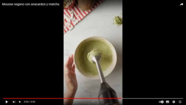 Preparación / Pasos Mousse vegano con anacardos y matcha - Paso 2) Colócala en un tazón grande y con ayuda de una batidora de mano, triturar los anacardos remojados, la crema de coco, el sirope de agave, el matcha en polvo, el extracto de vainilla y sal. triturar hasta obtener una mezcla suave y cremosa. Dividir el mousse en cuencos individuales para servir y refrigerar durante al menos 30 minutos.