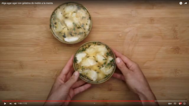 Preparación / Pasos Alga agar agar con gelatina de melón a la menta. - Paso 5) Se reparten las bolas en los vasos, dejándolos bien llenos y se dejan en la nevera para que termine de cuajar. Se sirve bien frío