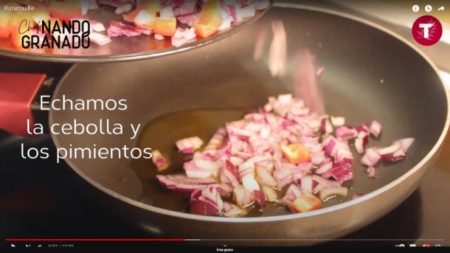 Preparación / Pasos Ratatouille vegano sin gluten - Paso 3) Mientras los pimientos están en el horno elaboraremos la salsa. Picar las cebollas y los dientes de ajo. Rehogar con un poco de AOVE la cebolla y cuando esté pochada, agregar el ajo.