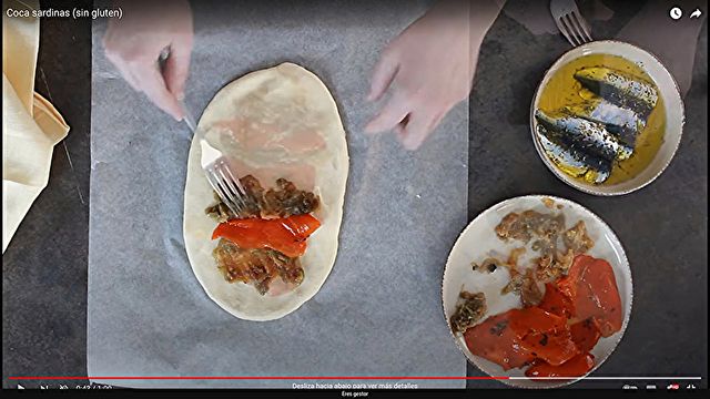 Preparación / Pasos Coca de sardinas sin gluten - Paso 6) Poner sobre la masa el pimiento y la berenjena asada. Colocar las sardinas previamente sazonadas con romero y aceite. Rociar con aceite, sal y romero al gusto.