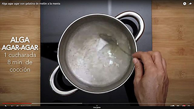 Preparación / Pasos Gelatina de melón a la menta con Alga Agar Agar - Paso 1) Poner a hervir el agua y el Agar Agar durante 8 minutos.