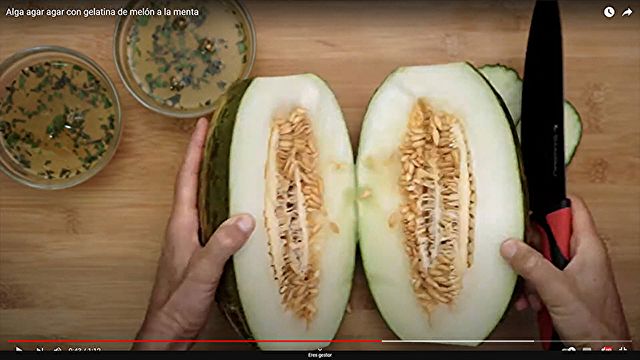 Preparación / Pasos Gelatina de melón a la menta con Alga Agar Agar - Paso 4) Mientras tanto se corta el melón y se hacen unas bolitas.