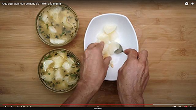 Preparación / Pasos Gelatina de melón a la menta con Alga Agar Agar - Paso 5) Se reparten las bolas en los vasos, dejándolos bien llenos y se dejan en la nevera para que termine de cuajar.