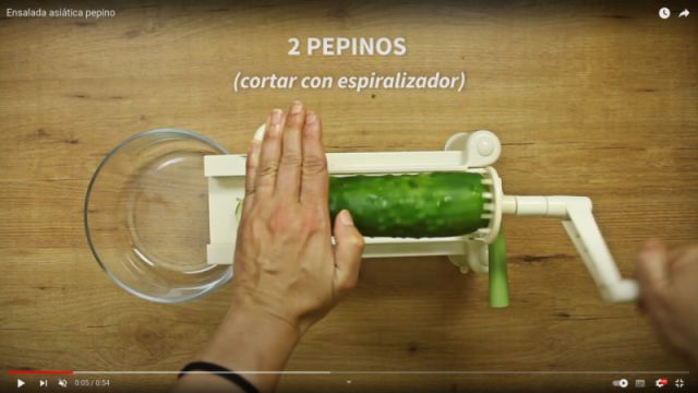 Preparación / Pasos Ensalada asiática pepino - Paso 1) Cortar los 2 pepinos con espiralizador