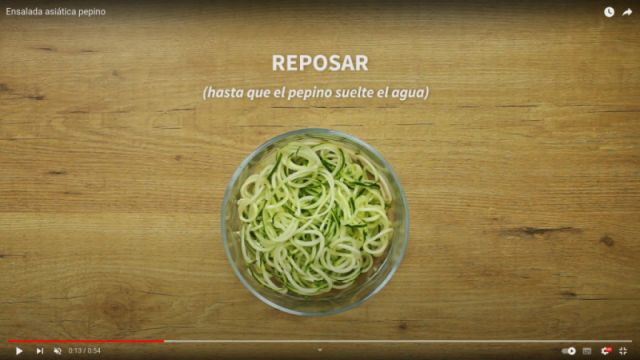 Preparación / Pasos Ensalada asiática pepino - Paso 3) Reposar hasta que el pepino suelte el agua