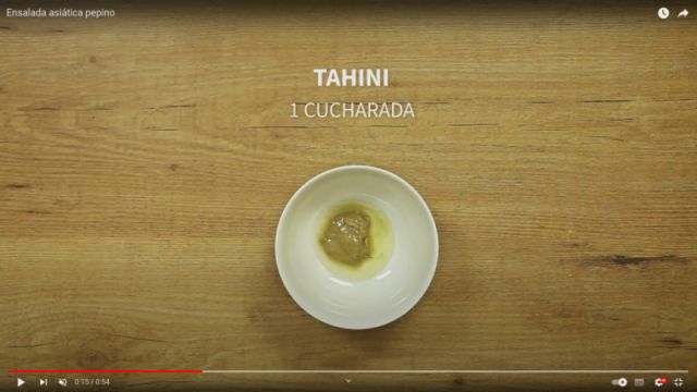 Preparación / Pasos Ensalada asiática pepino - Paso 4) Preparar en un bol una cucharada de Tahini. Añadir 2 o 3 cucharadas de miel ecológica