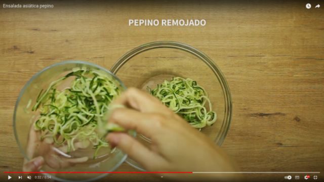 Preparación / Pasos Ensalada asiática pepino - Paso 6) Añadir en bol el pepino remojado, 2 zanahorias ralladas, 2 cebollas francesas picadas y remover.