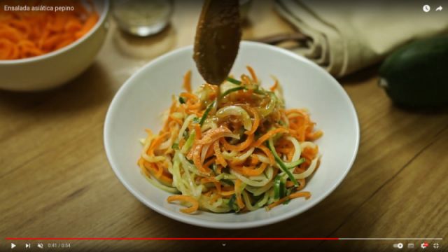 Preparación / Pasos Ensalada asiática pepino - Paso 7) Añadir la salsa. Decorar con las semillas de sésamo tostadas  y servir