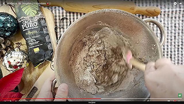 Voorbereiding / Stappen Peperkoek- en chocoladepoppen - Geslaagd 3) We zetten de dessertchocoladestukjes ongeveer 2 minuten in de magnetron. We verwijderen en mengen goed, indien nodig plaatsen we het terug in de magnetron, dit keer in batches van 15 seconden, totdat het volledig gesmolten is.