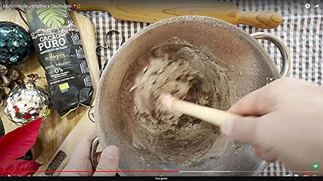 Voorbereiding / Stappen Peperkoek- en chocoladepoppen - Geslaagd 5) Beetje bij beetje voegen we het eerste mengsel (het bloemmengsel) toe aan dit tweede mengsel waar we mee bezig waren, terwijl we kloppen tot alles geïntegreerd is.