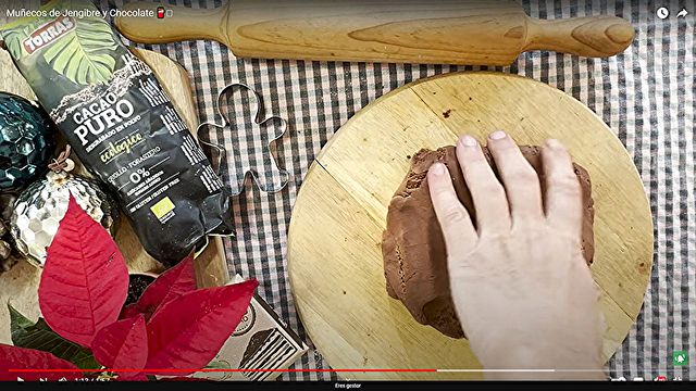 Voorbereiding / Stappen Peperkoek- en chocoladepoppen - Geslaagd 6) Verwarm de oven voor op 180ºC en bereid de bakplaat voor met bakpapier of bakplaat. Tegelijkertijd verdelen we het mengsel in 4 en creëren we deegballen.