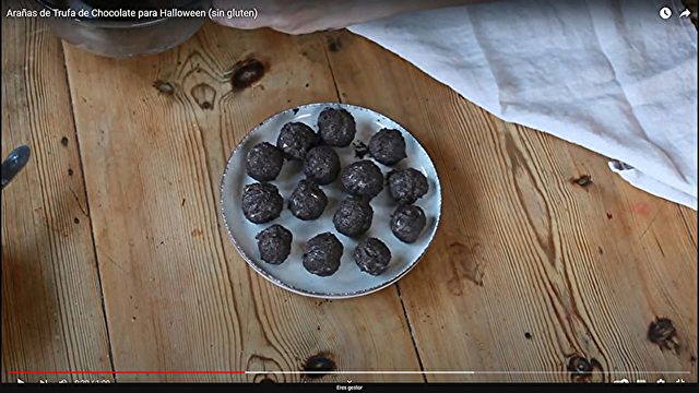 Preparación / Pasos Arañas de Trufa De Chocolate De Halloween Sin Gluten - Paso 2) Realizar bolitas con las manos y congelar durante 15 minutos en el congelador.