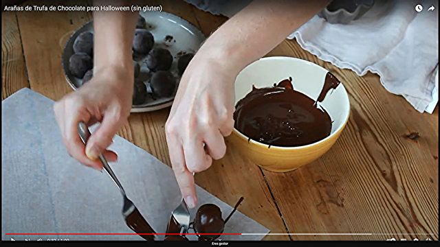 Preparación / Pasos Arañas de Trufa De Chocolate De Halloween Sin Gluten - Paso 3) Fundir el chocolate para postres en el microondas a intervalos cortos y con potencia baja. Bañar cada trufa y deja cuajar sobre papel.