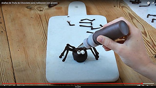 Preparación / Pasos Arañas de Trufa De Chocolate De Halloween Sin Gluten - Paso 5) Añadir las patas de araña utilizando como pegamento un poco de chocolate fundido y terminar de decorar realizando unos ojos con fondant o con un poco de chocolate blanco derretido.