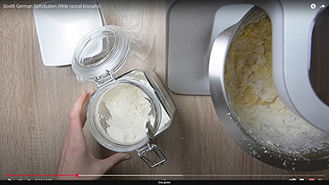 Vorbereitung / Schritte Glutenfreie Weihnachtsplätzchen nach deutscher Art - Bestanden 3) Die gemahlenen Mandeln dazugeben und das Mehl schnell unterrühren. Der Teig sollte noch relativ weich und geschmeidig sein, dann trocknet er aus.