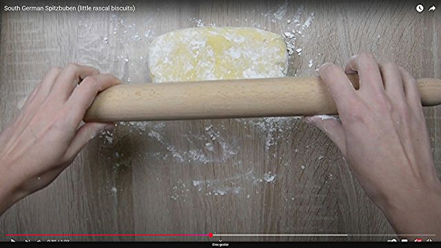 Vorbereitung / Schritte Glutenfreie Weihnachtsplätzchen nach deutscher Art - Bestanden 5) Den Teig auf einem 2 mm dicken Backblech verteilen, das zuvor mit Mehl bestreut wurde.