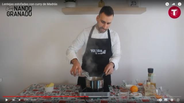 Preparación / Pasos Lentejas estofadas con curry de Madrás - Paso 7) Añadimos agua hasta cubrir las lentejas. A media cocción incorporar las patatas en cachelos.