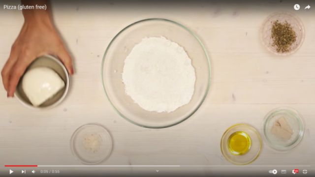 Preparación / Pasos Masa para Pizza Sin Gluten - Paso 1) Apartar algo de agua y desleír la levadura en agua templada. Añadir la harina tamizada y remover.