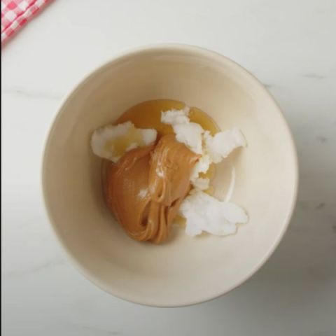 Preparación / Pasos Barritas de arroz inflado y chocolate - Paso 1) En un cuenco colocar la mantequilla de cacahuete, el sirope de agave, el aceite de coco y la sal